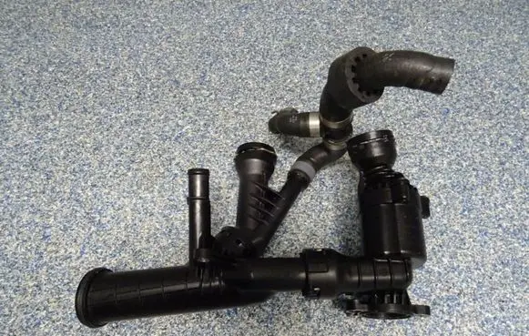Volkswagen Golf VII Engine coolant pipe/hose 04L121026Q 04L122073B