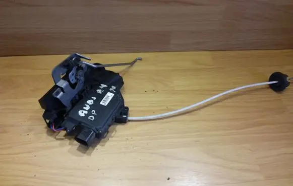 Audi A4 S4 B6 8E 8H Front door lock 8E1837016C