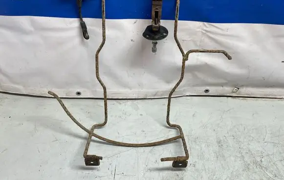 Opel Zafira B Spare wheel mounting bracket 
