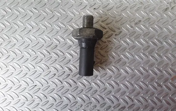 Volkswagen PASSAT B5.5 Oil pressure sensor 06A919081A