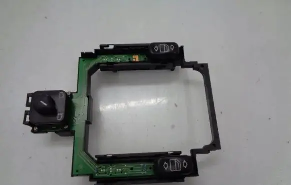 Mercedes-Benz C W202 Electric window control switch A2028208110