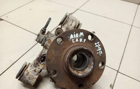 Rear wheel hub spindle/knuckle