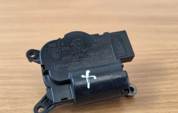 Audi Q7 4L Air flap motor/actuator 52411483R06 3093694 310810D05