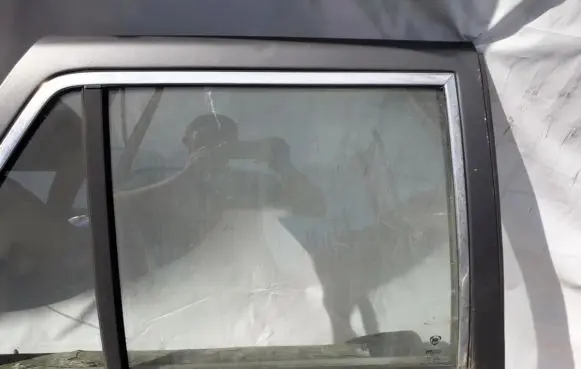 Rear door window glass