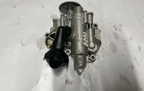 Volkswagen Jetta VII Oil pump 04E115109S