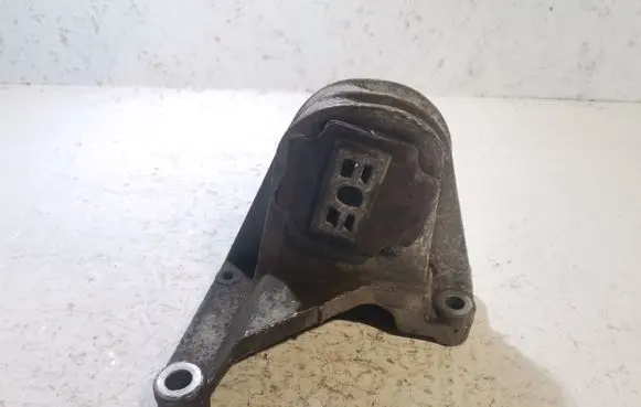 Volvo XC90 Engine mount bracket