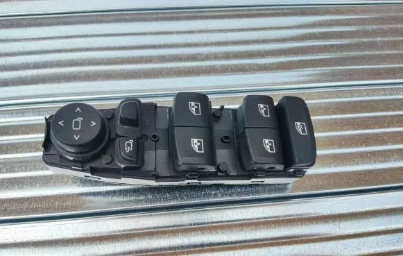BMW 5 G30 G31 Electric window control switch 6832729 260817 L11399