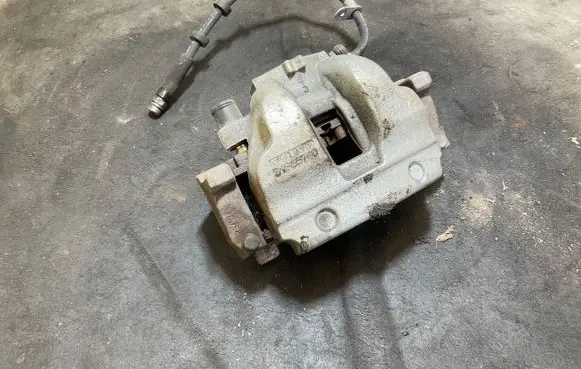 Volvo XC40 Front brake caliper 31665740