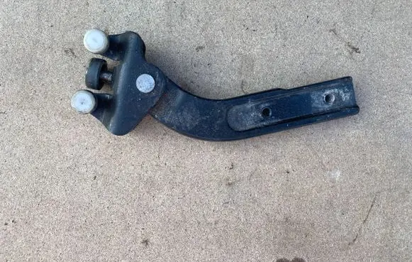 Mercedes-Benz Vito Viano W639 Sliding door lower roller guide/hinge A6397601647 ZGS005 08W03