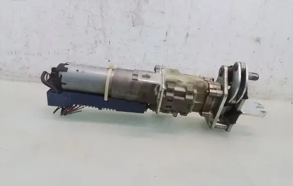 Volkswagen PASSAT B6 Tailgate hydraulic pump motor 3C9827384C