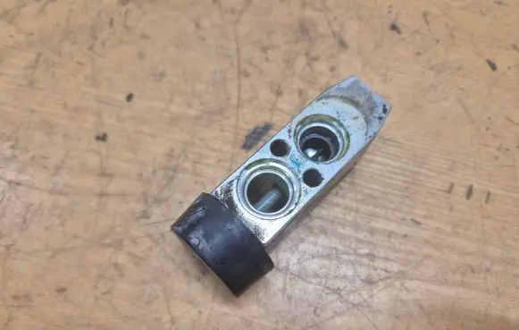 Hyundai Sonata Air conditioning (A/C) expansion valve 52328490 F108CA4AA01