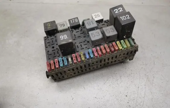 Volkswagen Golf III Fuse module 357937039