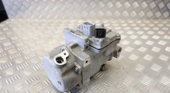 Toyota RAV 4 (XA40) Air conditioning (A/C) compressor (pump) 8837033030 0422000533