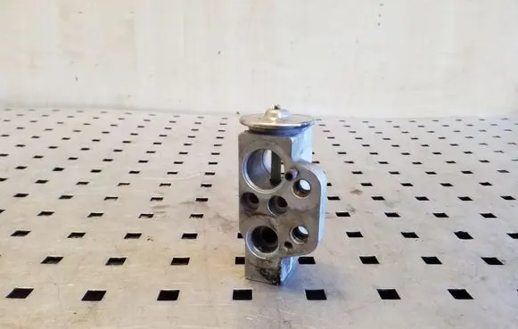 Volkswagen Polo IV 9N3 Air conditioning (A/C) expansion valve 52268990