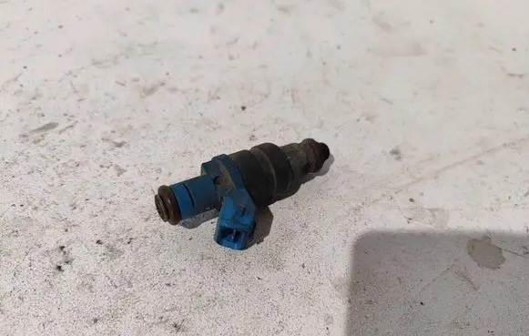 Audi A4 S4 B5 8D Fuel injector 06B133551