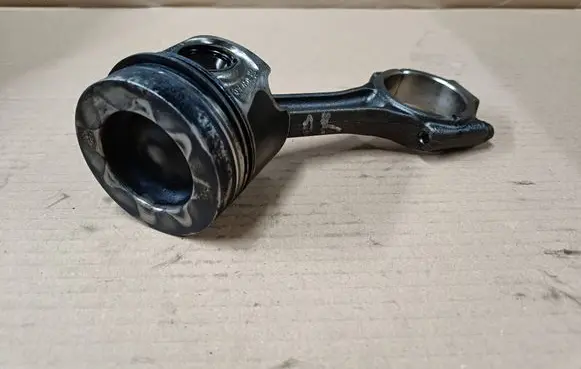 Volkswagen Amarok Piston with connecting rod CNF