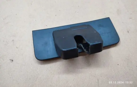Volvo V70 Tailgate/boot lid lock trim 31301164