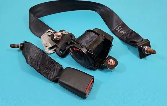 Rear seatbelt