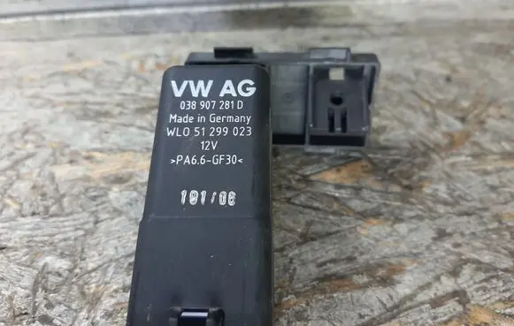 Skoda Octavia Mk2 (1Z) Glow plug pre-heat relay 038907281D