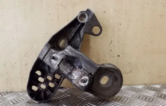 Seat Exeo (3R) Engine mounting bracket 8E0199351M