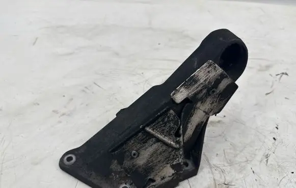 Engine mounting bracket