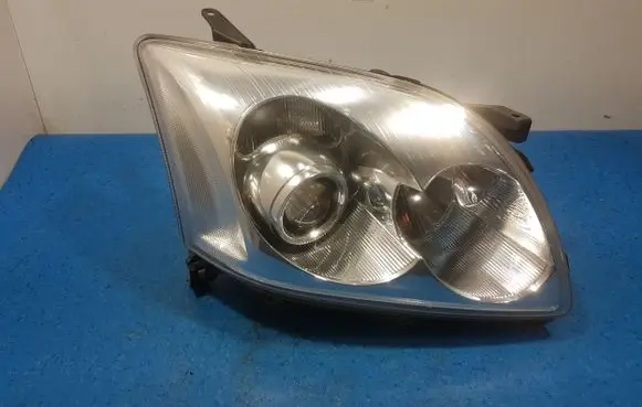 Toyota Avensis Verso Headlight/headlamp