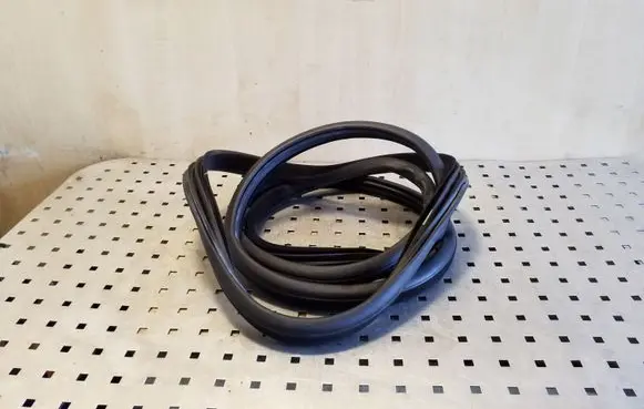 Volvo XC90 Rear door rubber seal (on body) 