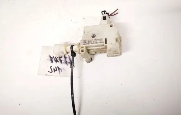 Volkswagen PASSAT B6 Central locking motor 3c0810773 3b0959792a