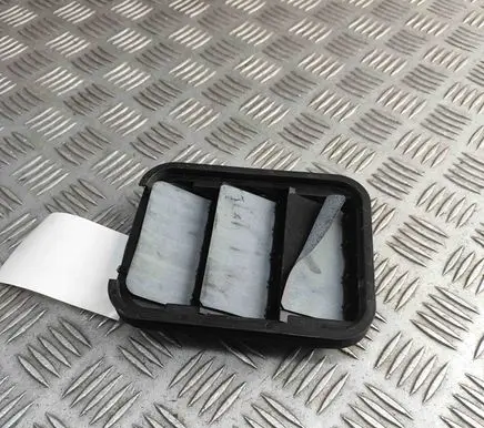 Quarter panel pressure vent