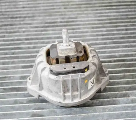 Engine mount bracket
