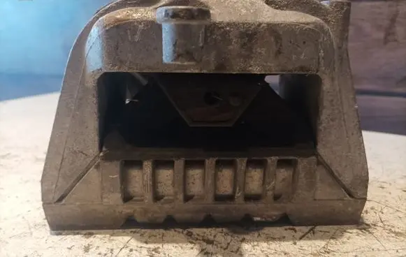 Skoda Octavia Mk2 (1Z) Engine mount bracket