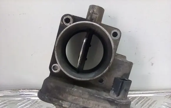Volkswagen Caddy Throttle valve 038128063J