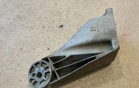 Volkswagen Touareg I Engine mounting bracket 022199308