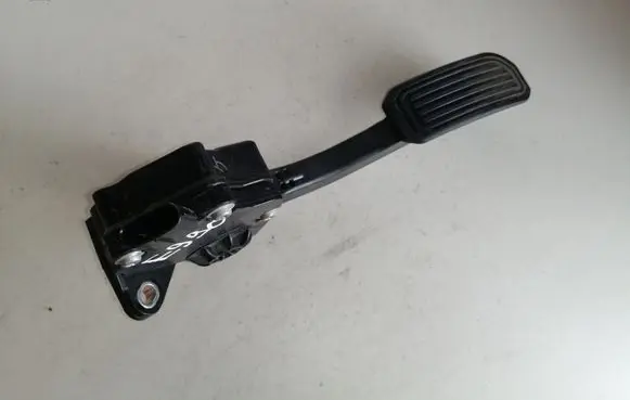 Toyota Prius+ (ZVW40) Accelerator throttle pedal 7811012050 1988008572