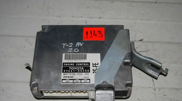 Toyota Avensis T220 Engine control unit/module 8966105250