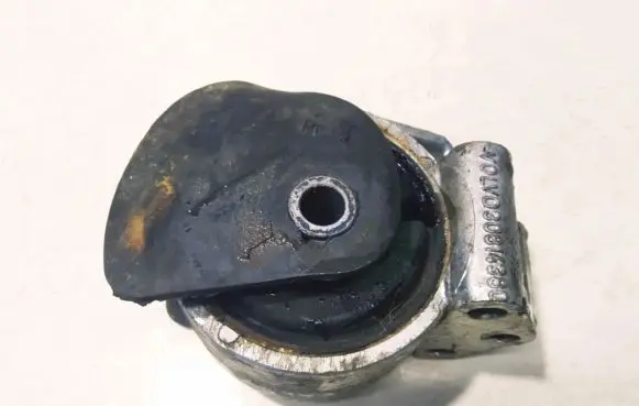 Volvo S40, V40 Engine mount bracket 3318040 30814380
