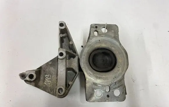 Renault Megane II Engine mount bracket 8200592642 8200549046 8200438263