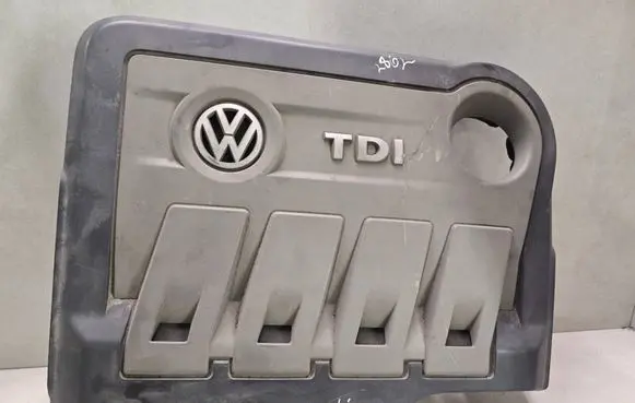 Volkswagen PASSAT B7 Engine cover (trim) 03L103925AA