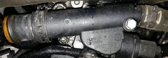 Volkswagen Golf V Engine coolant pipe/hose 038121132D