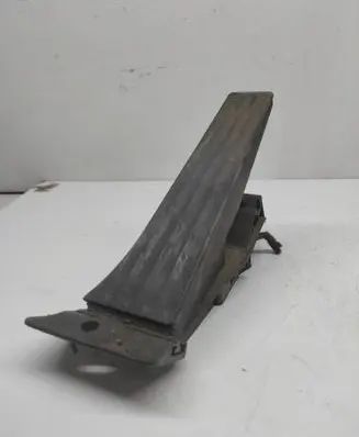 Accelerator throttle pedal