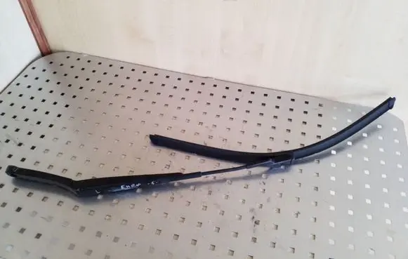 Volkswagen Golf V Front wiper blade arm 1Q1955409