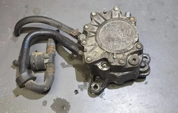Volkswagen Touran I Vacuum pump 03G145209