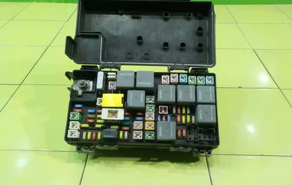 Dodge Journey Fuse box set R62335001 BEZPIECZNIKOW