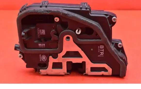 BMW X3 E83 Front door lock 2C1779