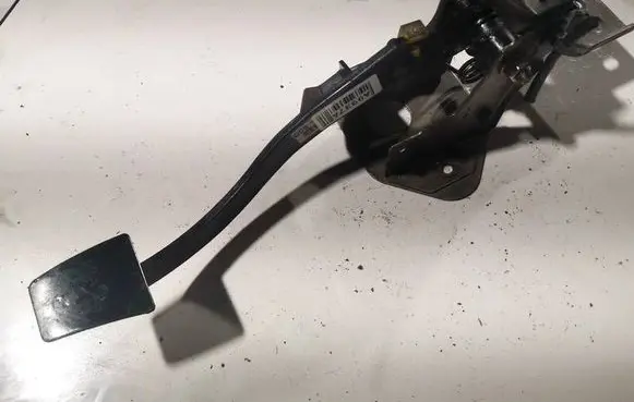 KIA Sorento Brake pedal