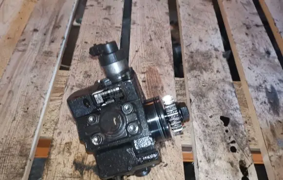 Renault Trafic III (X82) Fuel injection high pressure pump 0445010406