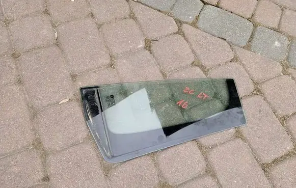 Opel Zafira C Rear door window glass