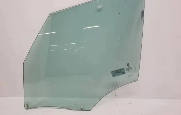 Fiat 500L Front door window glass four-door