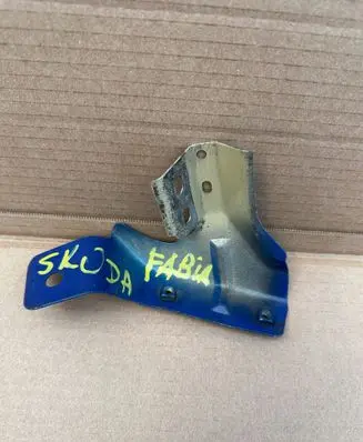 Skoda Fabia Mk1 (6Y) Fender mounting bracket 6Y0821142