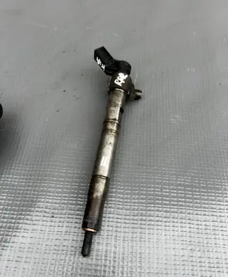 KIA Sportage Fuel injector 338002U000